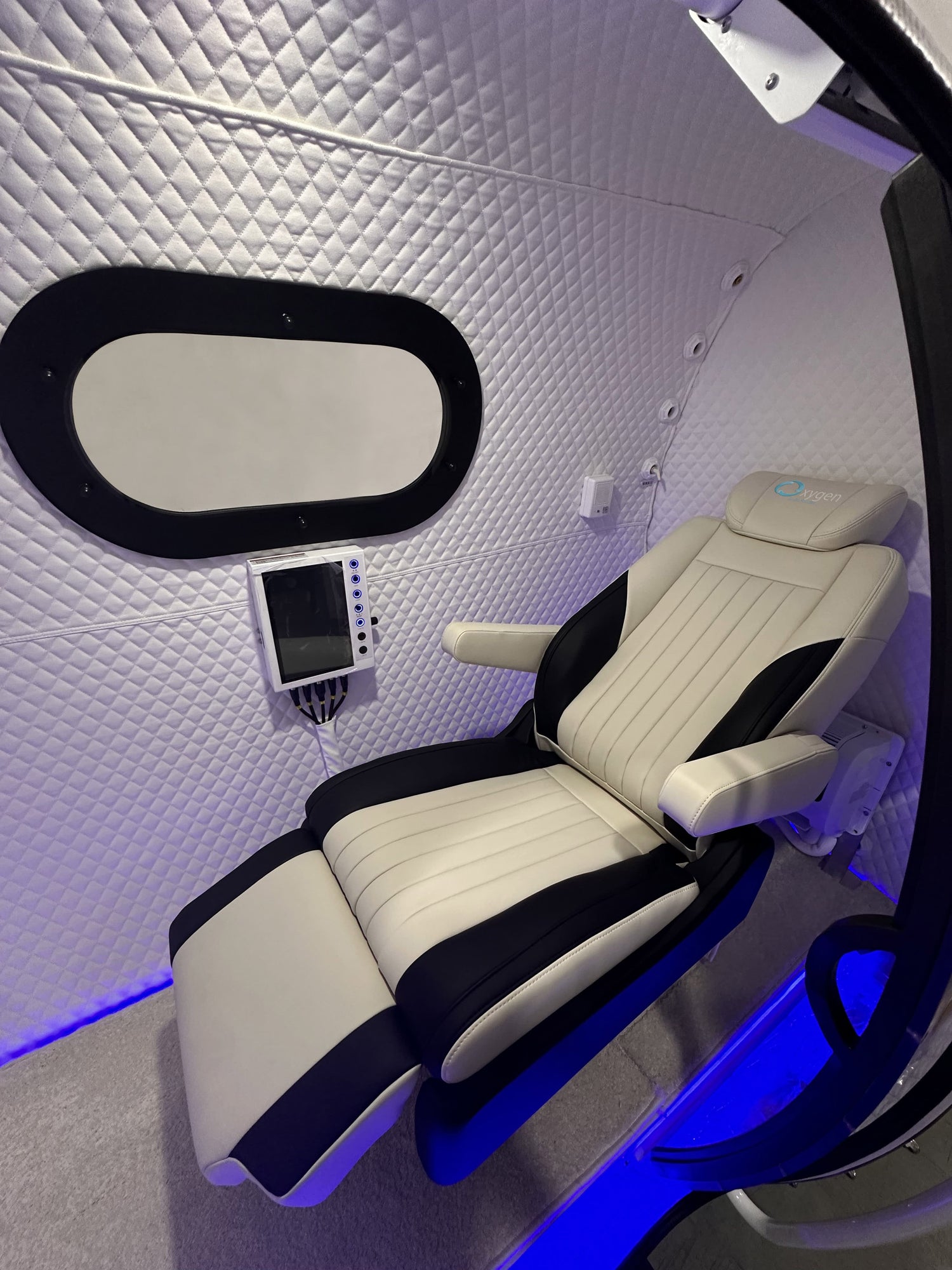 44-Inch Hyperbaric Chamber – 2.0 ATA Multiplace Walk-In Hard Shell